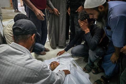 ينقل مسعفون فلسطينيون جثامين شهداء وجرحى في غارة جوية إسرائيلية إلى مجمع ناصر الطبي في خان يونس، جنوب قطاع غزة، في 28 أكتوبر/تشرين الأول 2026. صورة: طارق محمد
