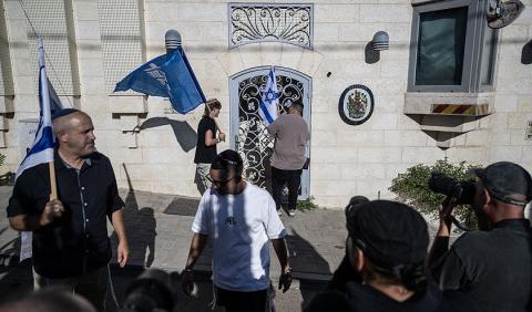 متطرفون إسرائيليون أمام القنصلية البريطانية في القدس، احتجاجًا على العقوبات المرتبطة بالمستوطنات (Getty Images).jpg