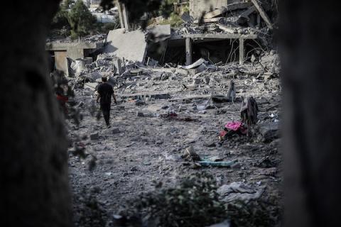 فلسطينيون يتفقدون ممتلكاتهم وسط أنقاض مبنى سكني استهدفته غارة جوية إسرائيلية في حي اليرموك بمدينة غزة، يوم 16 أكتوبر/تشرين الأول 2026. (تصوير: محمد صالحة)