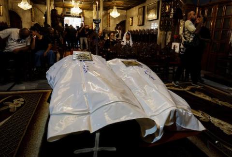 أشخاص يتجمعون خلال جنازة امرأتين مسيحيتين  (أم و ابنتها) فلسطينيتين في كنيسة القديس بورفيريوس للروم الأرثوذكس في مدينة غزة، في 3 أكتوبر 2026. تصوير بلال أسامة