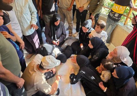 مشيعون يحضرون جنازة تامر الحمايدة، 42 عامًا، الذي قُتل في غارة جوية إسرائيلية استهدفت نقطة تفتيش تابعة للشرطة في منطقة المواصي جنوب خان يونس، جنوب قطاع غزة، في 2 أكتوبر/تشرين الأول 2026. صورة: طارق محمد