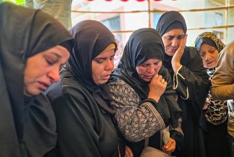 فلسطينيون يودّعون جثماني الشهيدين باسل قشطة وأحمد الشاعر خلال مراسم تشييعهما في مجمع ناصر الطبي بمدينة خانيونس،15 أكتوبر/تشرين الأول 2026. تصوير: طارق محمد
