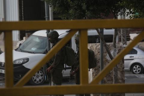بوابات حديدية مغلقة عند حاجز  دير شرف غربي مدينة نابلس، بعدما أغلقتها قوات الاحتلال ومنعت الفلسطينيين من الدخول والخروج، 11 أكتوبر/تشرين الأول 2026. (تصوير: محمد ناصر)