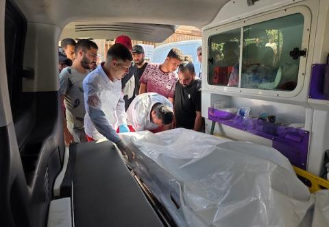 نقل فلسطينيون جثمان عبد الجواد جودة إلى مجمع ناصر الطبي في خان يونس، جنوب قطاع غزة، في 17 أكتوبر/تشرين الأول 2026. صورة: طارق محمد