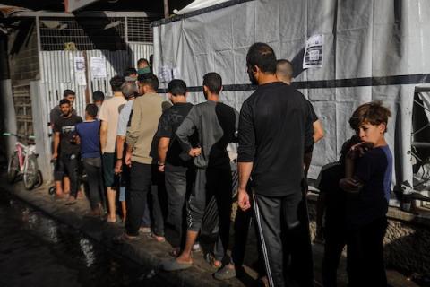 فلسطينيون ينتظرون الحصول على الخبز أمام مخبز في حي الدرج بمدينة غزة، وسط تحذيرات من توقف المخابز المتبقية بسبب نفاد الطحين، 22 أكتوبر 2026. (تصوير: محمد صالحة)