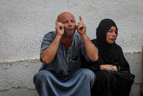حزن ووداع أخير في مستشفى الشفاء بمدينة غزة، حيث يشيّع فلسطينيون عثمان الصوص والطفل تامر صبح، اللذين توفيا متأثرين بجراح أصيبا بها في هجوم إسرائيلي على بيت لاهيا شمال قطاع غزة، 18 أكتوبر/تشرين الأول 2026.  تصوير: محمد صالحة