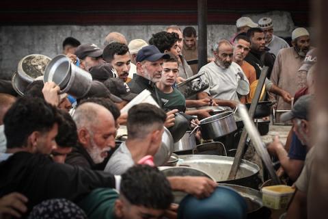 فلسطينيون نازحون يتجمعون لتلقي وجبات غذائية مجانية في أحد مراكز توزيع الطعام بمخيم النصيرات وسط قطاع غزة، الخميس 22 أكتوبر 2026.تصوير: معز صالحي