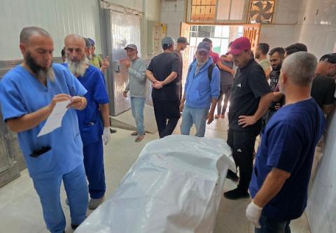 فلسطينيون ينقلون جثمان الشهيد عبد الجواد جودة إلى مجمع ناصر الطبي بمدينة خان يونس، جنوب قطاع غزة، 17 أكتوبر/تشرين الأول 2026. (تصوير: طارق محمد)