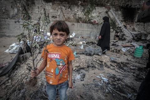 نازحون فلسطينيون يتفقدون بقايا خيامهم وممتلكاتهم التي أتت عليها النيران إثر غارة إسرائيلية قرب مفترق الشجاعية شرقي مدينة غزة، 26 أكتوبر 2026. (تصوير: بلال أسامة)