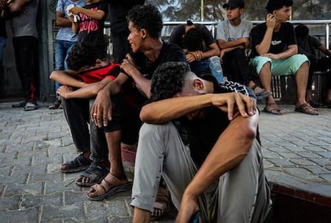 مشيعون يشاركون في جنازة فلسطينيين قُتلوا في غارة جوية إسرائيلية بطائرة مسيرة  بمستشفى الشفاء في مدينة غزة، في 25 أكتوبر/تشرين الأول 2026. (صورة: محمد صالحة)