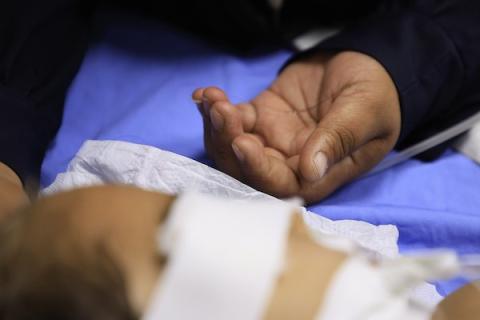 الطفل الفلسطيني محمد الجبالي (7 أعوام)، المصاب بسرطان الدم، يرقد على سرير داخل مستشفى الشفاء بمدينة غزة، في 18 أكتوبر/تشرين الأول 2026، منتظرًا الموافقة على سفره للعلاج في الخارج.تصوير: عبد الله أبو الخير