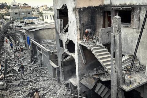 أنقاض المباني السكنية والخيام المتضررة جراء غارة جوية إسرائيلية استهدفت منزلًا في دير البلح وسط قطاع غزة، 11 أكتوبر/تشرين الأول 2026. (تصوير: أحمد إبراهيم)