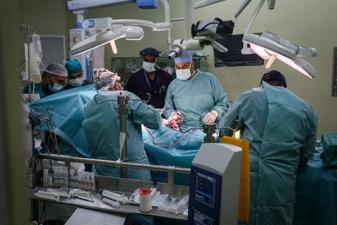 أطباء من وفد طبي مصري يجرون جراحة قلب مفتوح داخل مستشفى القدس بمدينة غزة، بالتعاون مع منظمة هيل فلسطين، في 14 أكتوبر/تشرين الأول 2026. (تصوير: أحمد الشوا)
