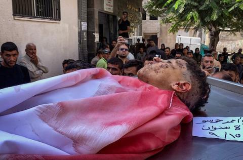 فلسطينيون يشيّعون جثامين خمسة شهداء، بينهم نساء وأطفال، ارتقوا في غارات إسرائيلية على مدينة غزة، في 9 تشرين الأول/أكتوبر 2026. (تصوير: أحمد الشوا)