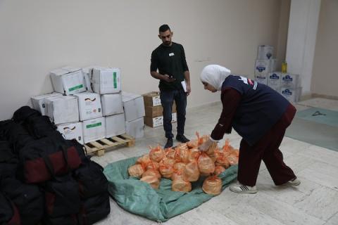 مؤتمر صحفي للجنة الإغاثة والدعم بحضور محافظ الخليل خالد دودين، لاستعراض تداعيات العدوان الإسرائيلي على المدينة، 29 أكتوبر 2026. (تصوير: مأمون وزواز)