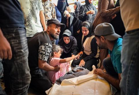 ودّع فلسطينيون جثمان محمد أبو شلوف خلال جنازته في مجمع ناصر الطبي بخان يونس، جنوب قطاع غزة، في 8 أكتوبر/تشرين الأول 2026.صورة: طارق محمد