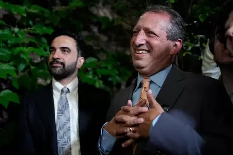 براد لاندر (يمين) المرشح عن الدائرة العاشرة لنيويورك في مجلس النواب الأمريكي برفقة زهران ممداني (رويترز).webp