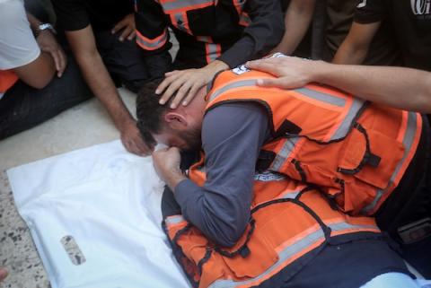 فلسطينيون يودعون متطوع الدفاع المدني محمد طموس، الذي استشهد في غارة إسرائيلية أثناء محاولته إسعاف جرحى قرب مستشفى كمال عدوان شمال قطاع غزة، 7 أكتوبر/تشرين الأول 2026. تصوير: محمد صالحة.