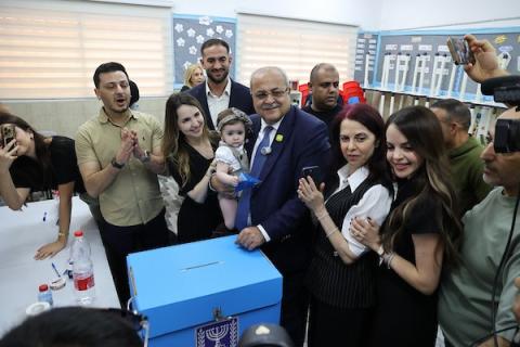 ٢٧ أكتوبر ٢٠٢٦، إسرائيل، الطيبة: المرشح الفلسطيني أحمد الطيبي، من القائمة المشتركة، يدلي بصوته مع عائلته خلال الانتخابات التشريعية الإسرائيلية في بلدة الطيبة العربية شمال إسرائيل. Credit Image: © Gil Cohen-Magen/dpa via ZUMA Press\ APA images