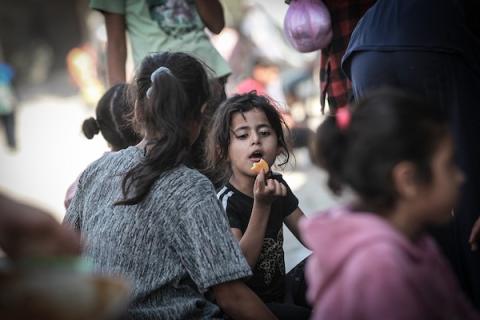 فلسطينيون نازحون يتجمعون لتلقي وجبات غذائية مجانية في أحد مراكز توزيع الطعام بمخيم النصيرات وسط قطاع غزة، الخميس 22 أكتوبر 2026.تصوير: معز صالحي