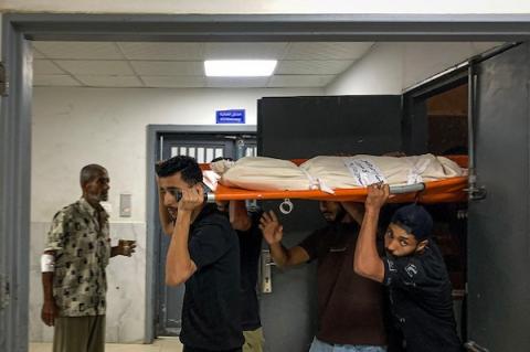 شارك فلسطينيون في جنازة أشخاص، بينهم نساء وأطفال، قُتلوا في عدة غارات جوية إسرائيلية استهدفت مدينة غزة، في 9 أكتوبر/تشرين الأول 2026،صورة: أحمد الشوا