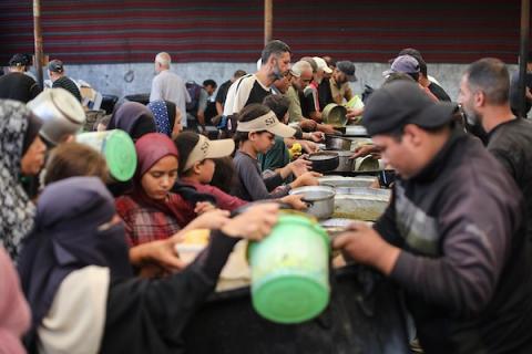 فلسطينيون نازحون يتجمعون للحصول على وجبات مجانية في مخيم النصيرات وسط قطاع غزة، في ظل تفاقم الجوع وتقليص المساعدات الغذائية بسبب نقص التمويل، 20 أكتوبر/تشرين الأول 2026.  تصوير: حسن الجدي