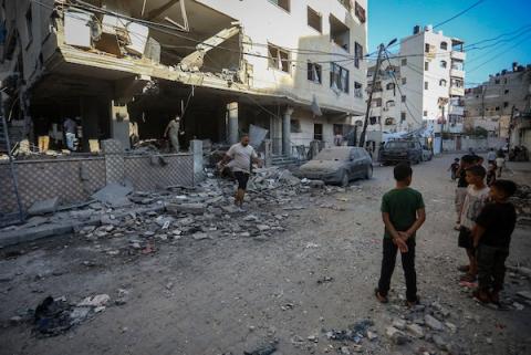 يتفقد فلسطينيون الأضرار التي لحقت بمبنى سكني في منطقة الأصالة، غرب مدينة غزة، جراء غارة جوية إسرائيلية استهدفت مبنى سكنياً في 3 أكتوبر/تشرين الأول 2026.صورة: بلال أسامة