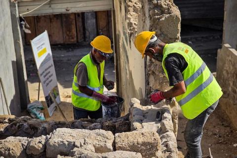 يشارك عمال فلسطينيون في أعمال ترميم سوق الحبوب التاريخي في خان يونس، جنوب قطاع غزة، في 30 سبتمبر/أيلول 2026. تصوير: طارق محمد)