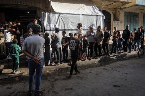 فلسطينيون ينتظرون الحصول على الخبز أمام مخبز في حي الدرج بمدينة غزة، وسط تحذيرات من توقف المخابز المتبقية بسبب نفاد الطحين، 22 أكتوبر 2026. (تصوير: محمد صالحة)
