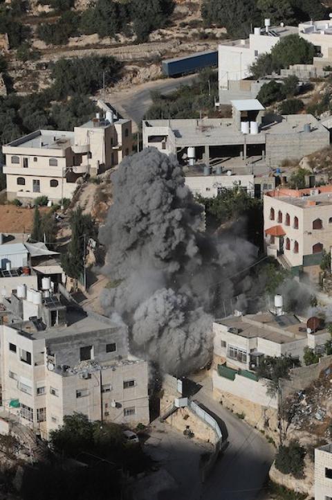 يتصاعد الدخان بينما تقوم قوات الاحتلال الإسرائيلي بهدم منزلين فلسطينيين بالمتفجرات في منطقة عين دير بهاء بمدينة الخليل، في الضفة الغربية المحتلة، في 30 أكتوبر/تشرين الأول 2026.. (صورة: مأمون وزواز)