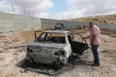 رجل فلسطيني يتفقد سياراته المحترقة جنوب الخليل، في الضفة الغربية، في 6 أكتوبر/تشرين الأول 2026. (صورة: مأمون وزواز)