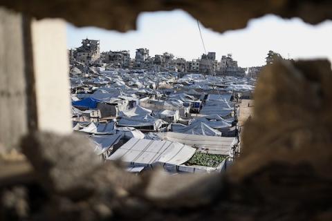 يواصل الفلسطينيون النازحون حياتهم اليومية في خيام مكتظة نُصبت بين المباني المدمرة في مدينة غزة في 5 أكتوبر/تشرين الأول 2026.(صورة: بلال أسامة)