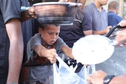 فلسطينيون نازحون يتجمعون للحصول على وجبات غذائية من مطبخ خيري في مخيم النصيرات وسط قطاع غزة، في 8 أكتوبر/تشرين الأول 2026.تصوير: حسن الجدي