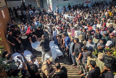 فلسطينيون يودّعون جثامين أربعة شهداء ارتقوا في غارة إسرائيلية شمال رفح، خلال مراسم تشييع بمجمع ناصر الطبي في خان يونس، 29 أكتوبر 2026.  (تصوير: طارق محمد)