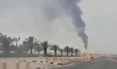 انبعاث الدخان من مطار الرياض جرّاء قصفه، السبت.jpg