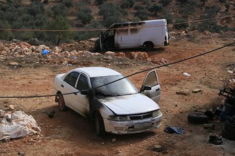 يتفقد سكان فلسطينيون مركبات أضرم فيها مستوطنون يهود النار في قرية عقربة، جنوب نابلس، بالضفة الغربية، في 6 أكتوبر/تشرين الأول 2026. صورة: محمد ناصر