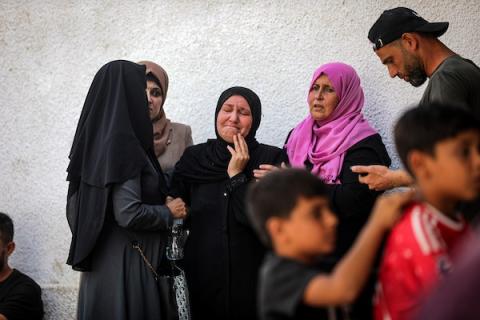 لحظات وداع يخيّم عليها الحزن، خلال تشييع موسى حمودة في مستشفى الشفاء بمدينة غزة، في 18 أكتوبر/تشرين الأول 2026، عقب استشهاده في غارة إسرائيلية بطائرة مسيّرة غرب المدينة.  تصوير: محمد صالحة