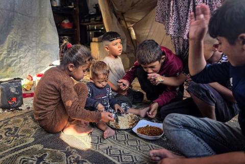 أعرب فلسطينيون نازحون في خان يونس، جنوب قطاع غزة، عن قلقهم إزاء تفاقم الجوع عقب إعلان برنامج الأغذية العالمي، في 19 أكتوبر/تشرين الأول 2026 (صورة: طارق محمد)