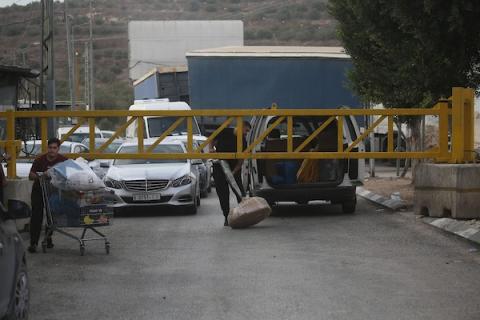 أغلقت القوات الإسرائيلية البوابات الحديدية ومعبر دير شرف غرب مدينة نابلس بالضفة الغربية في 11 أكتوبر/تشرين الأول 2026.صورة: محمد ناصر