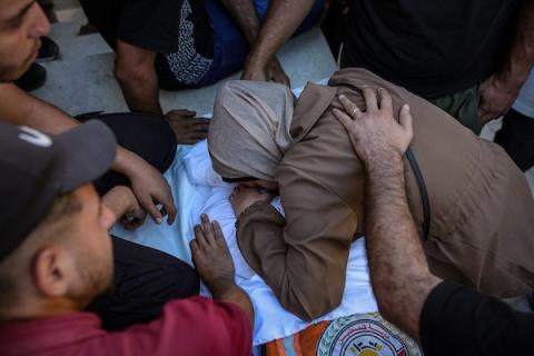 وداع متطوع الدفاع المدني محمد طموس، الذي استشهد في غارة إسرائيلية أثناء محاولته إسعاف جرحى قرب مستشفى كمال عدوان شمال قطاع غزة، 7 أكتوبر/تشرين الأول 2026. تصوير: محمد صالحة.