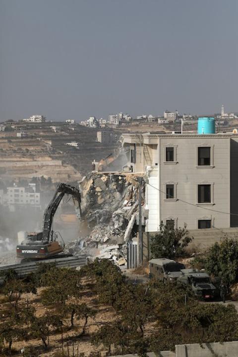آليات الاحتلال الإسرائيلي تهدم منزلاً فلسطينياً في الخليل، وسط انتشار عسكري مكثف عقب استشهاد فلسطينيين اثنين، 23 أكتوبر 2026. (تصوير: مأمون وزواز)