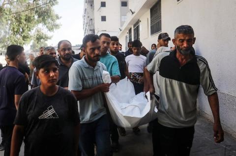 فلسطينيون يشاركون في تشييع جثمان الشهيد صدام الزعانين بمستشفى الشفاء في مدينة غزة، الخميس 15 أكتوبر/تشرين الأول 2026، بعد استشهاده بنيران جيش الاحتلال الإسرائيلي قرب خيام تؤوي نازحين في مخيم جباليا للاجئين شمالي القطاع، مساء الأربعاء.  تصوير: محمد صالحة