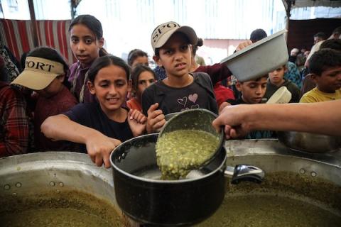 فلسطينيون نازحون يتجمعون للحصول على وجبات مجانية في مخيم النصيرات وسط قطاع غزة، في ظل تفاقم الجوع وتقليص المساعدات الغذائية بسبب نقص التمويل، 20 أكتوبر/تشرين الأول 2026.تصوير: حسن الجدي