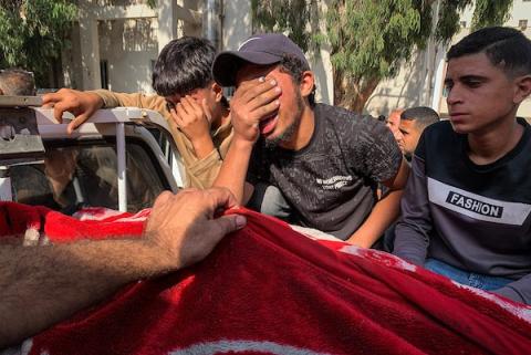 فلسطينيون يشيّعون جثامين خمسة شهداء، بينهم نساء وأطفال، ارتقوا في غارات إسرائيلية على مدينة غزة، في 9 تشرين الأول/أكتوبر 2026. (تصوير: أحمد الشوا)
