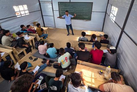 في الخامس من أكتوبر/تشرين الأول 2026، أقام معلمون فلسطينيون دروسًا لتلاميذ المدارس داخل خيام النزوح في خان يونس، جنوب قطاع غزة.(صورة: طارق محمد)