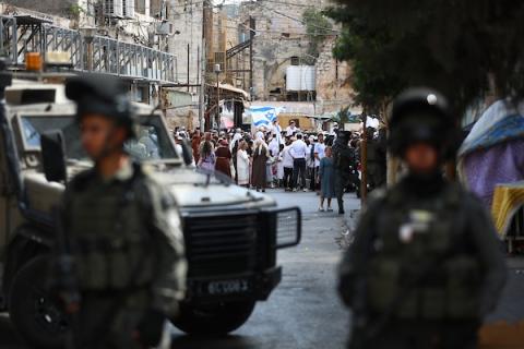 يقيّد الجنود الإسرائيليون حركة الفلسطينيين ويتخذون إجراءات أمنية خلال جولة قام بها مستوطنون في البلدة القديمة بالخليل، في 3 أكتوبر/تشرين الأول 2026. تصوير مأمون وزواز
