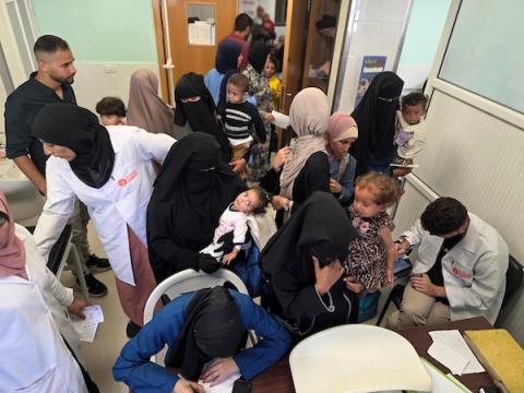أمهات فلسطينيات يصطحبن أطفالهن إلى عيادة سوء التغذية في مجمع ناصر الطبي بمدينة خان يونس، جنوب قطاع غزة، في 17 أكتوبر/تشرين الأول 2026. (تصوير: طارق محمد)