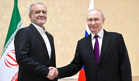 بوتين وبيزشكيان خلال لقائهما في تركمانستان، 8 تشرين الأول 2026 (Getty Images).jpg