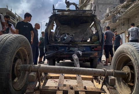 يتفقد فلسطينيون موقع غارة إسرائيلية استهدفت مركبة تجر عربة تُستخدم لنقل المدنيين في حي تل الهوى بمدينة غزة في 30 سبتمبر/أيلول 2026. (صورة: أحمد الشوا)