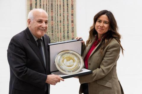 السفيرة لانا نسيبة تتسلم  درع فلسطين  من مندوب دولة فلسطين لدى الأمم المتحدة (وام)